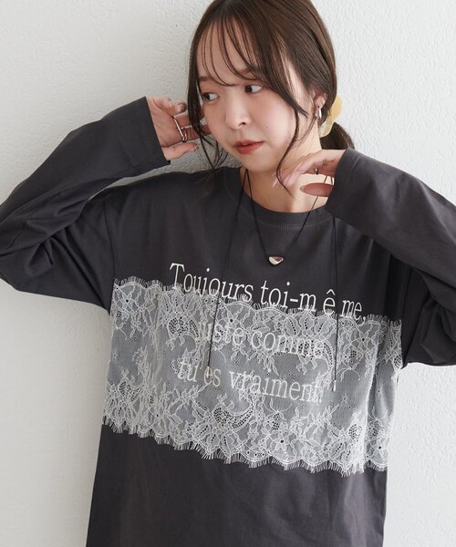 DISCOAT(ディスコート)の「【WEB限定】レースオーバーステッチプリントTシャツ(Tシャツ/カットソー・レディース・オフホワイト/チャコールグレー/グレー・FREE)」の2枚目の写真