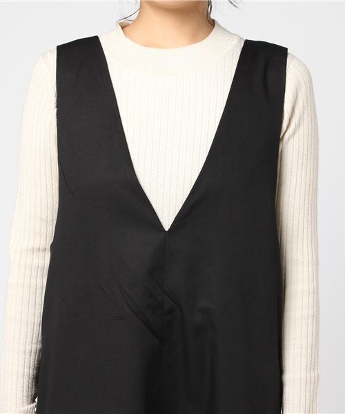 ikka（イッカ）の「深VセミAラインジャンパースカート（ジャンパースカート・レディース・ブラック/スモークグレー・MEDIUM/LARGE）」の4枚目の写真