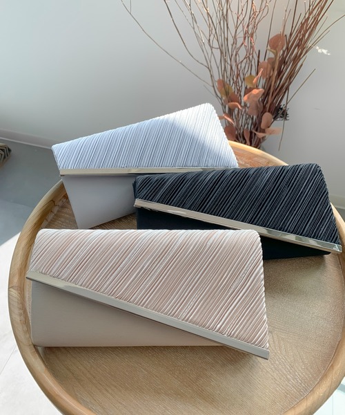 DRESS STAR（ドレス スター）の「ビジューラディアルサテンプリーツクラッチバッグ（クラッチバッグ・レディース・ベージュ/ブラック/シルバー・フリー）」の4枚目の写真