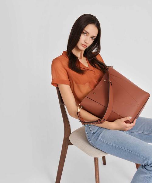 CHARLES & KEITH（チャールズ & キース）の「クラシックトートバッグ / Classic Tote Bag（トートバッグ・レディース・ライトブラウン/オリーブ/ブルー・XL）」の5枚目の写真