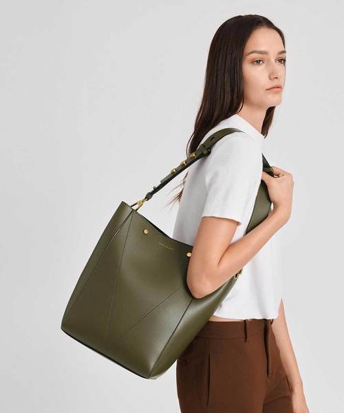 CHARLES & KEITH（チャールズ & キース）の「クラシックトートバッグ / Classic Tote Bag（トートバッグ・レディース・ライトブラウン/オリーブ/ブルー・XL）」の14枚目の写真