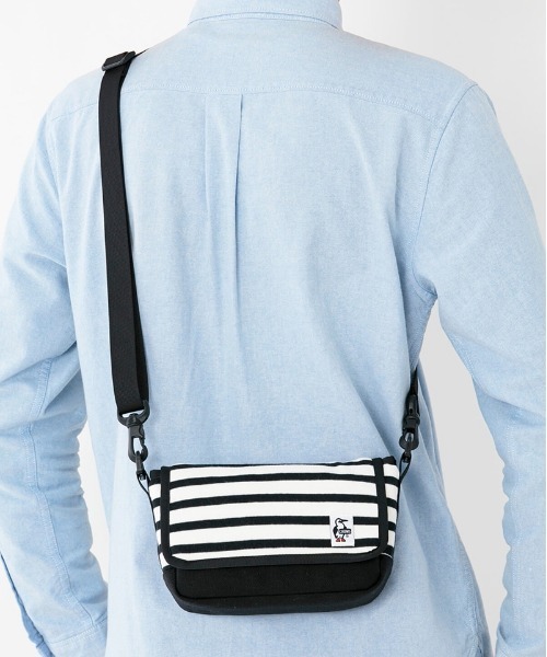 CHUMS(チャムス)の「【CHUMS】Small Camera Shoulder Sweat Nylon(ショルダーバッグ・メンズ・ブラック/ネイビー/その他/ヘザーグレー/カモフラージュ/サックスブルー/ブラック×ホワイト・FREE)」の18枚目の写真