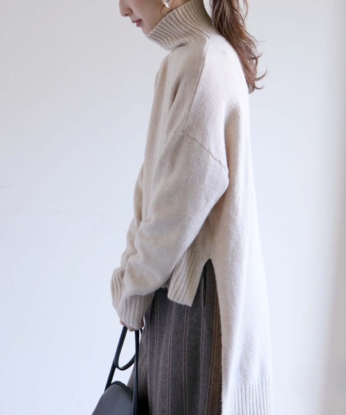 HER CLOSET（ハークローゼット）の「【入荷なし】【HERCLOSET】前後差スリットハイネックニットプルオーバー（ニット/セーター・レディース・ブラック/ベージュ/ブルー/ライトベージュ・M）」の3枚目の写真