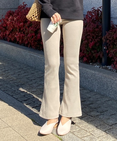 KOBE LETTUCE（コウベレタス）の「低身長・高身長サイズあり　選べる3丈　サイドスリットリブフレアレギンスパンツ（レギンス/スパッツ・レディース・ベージュ/ピンク系その他/ブルー系その他/ダークブラウン/ブラック/チャコールグレー/グリーン/グレイッシュベージュ/ブラック系その他2/キャメル/オリーブ/ホワイト系その他/グレー系/グリーン系/ベージュ系/ミント/パープル系/ネイビー/サックスブルー系/杢グレー・1/2/3/L1/L2/L3）」の8枚目の写真