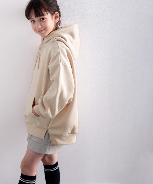 classicalelf（クラシカルエルフ）の「キッズ ビッグシルエット スリット入り無地プルオーバーパーカー(長袖)（パーカー・キッズ・ベージュ/モカ/ライトカーキ・130/140/150）」の15枚目の写真