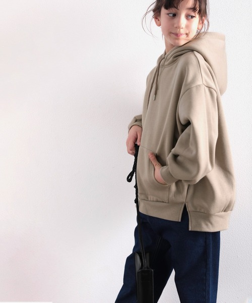 classicalelf（クラシカルエルフ）の「キッズ ビッグシルエット スリット入り無地プルオーバーパーカー(長袖)（パーカー・キッズ・ベージュ/モカ/ライトカーキ・130/140/150）」の6枚目の写真