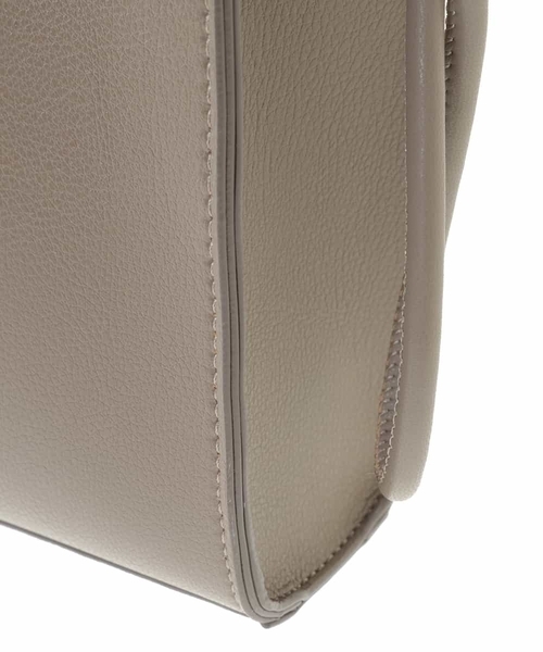 a.v.v（アーヴェヴェ）の「キンチャク付きスクエアミニショルダー（ショルダーバッグ・レディース・イエロー/アイボリー/モカ・38）」の17枚目の写真