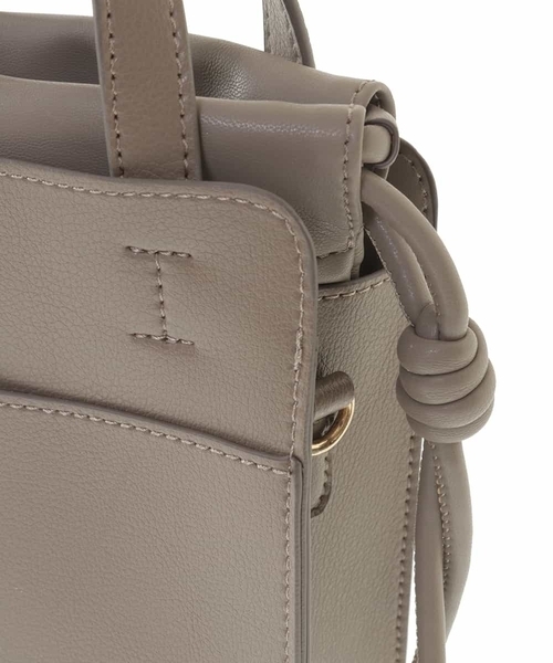 a.v.v（アーヴェヴェ）の「キンチャク付きスクエアミニショルダー（ショルダーバッグ・レディース・イエロー/アイボリー/モカ・38）」の5枚目の写真