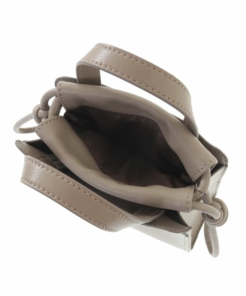 a.v.v（アーヴェヴェ）の「キンチャク付きスクエアミニショルダー（ショルダーバッグ・レディース・イエロー/アイボリー/モカ・38）」の11枚目の写真