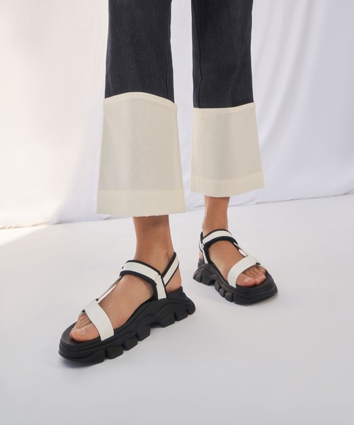 CHARLES & KEITH（チャールズ & キース）の「グログラン スポーツサンダル / Grosgrain Sports Sandals（サンダル・レディース・ホワイト/ブラック/グリーン系その他・22.5cm/25cm/25.5cm/23.5cm/23cm/24.5cm）」の4枚目の写真