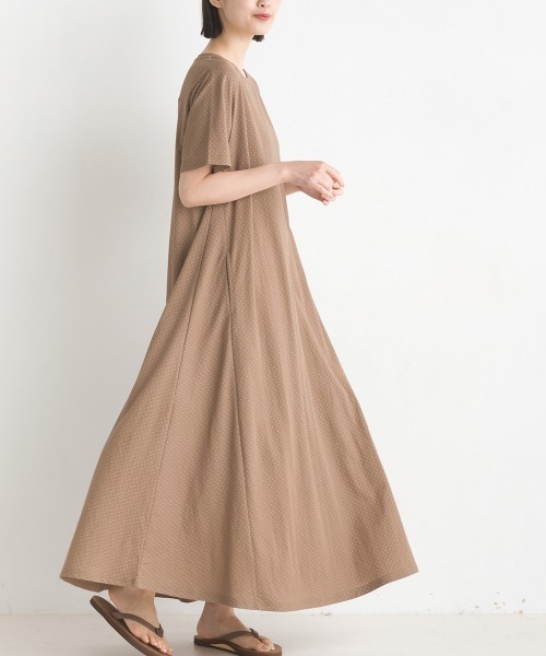 OMNES Another Edition(オムネス アナザーエディション)の「接触冷感レーヨンナイロンラインフレアワンピース(ワンピース・レディース・グリーン/ブラック/グレイッシュベージュ/キャメル/ベージュ/ブルー/ラベンダー/モカ/イエロー/チャコールグレー/チャコールグレー×ブラック/グレー/ネイビー/ブラウン/イエロー系その他・FREE)」の15枚目の写真