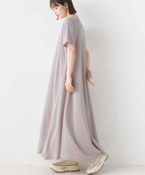 OMNES Another Edition(オムネス アナザーエディション)の「接触冷感レーヨンナイロンラインフレアワンピース(ワンピース・レディース・グリーン/ブラック/グレイッシュベージュ/キャメル/ベージュ/ブルー/ラベンダー/モカ/イエロー/チャコールグレー/チャコールグレー×ブラック/グレー/ネイビー/ブラウン/イエロー系その他・FREE)」の4枚目の写真