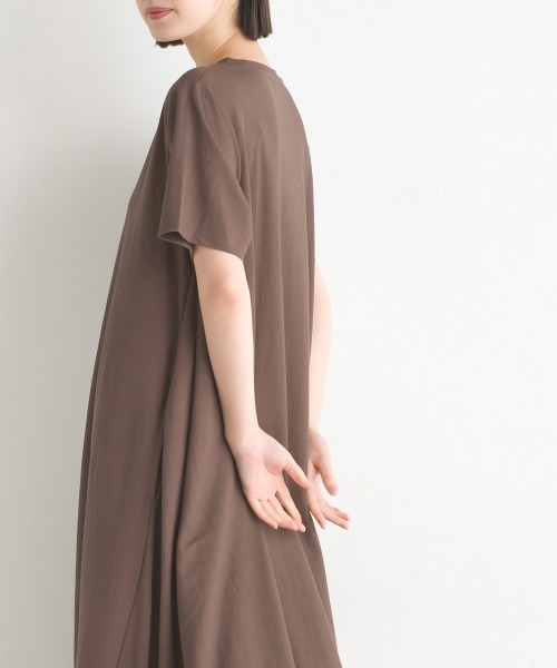 OMNES Another Edition(オムネス アナザーエディション)の「接触冷感レーヨンナイロンラインフレアワンピース(ワンピース・レディース・グリーン/ブラック/グレイッシュベージュ/キャメル/ベージュ/ブルー/ラベンダー/モカ/イエロー/チャコールグレー/チャコールグレー×ブラック/グレー/ネイビー/ブラウン/イエロー系その他・FREE)」の22枚目の写真