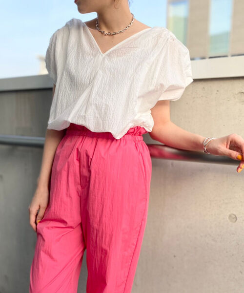 NOLLEY’S（ノーリーズ）の「【WEB限定】ツイストVネックブラウス（シャツ/ブラウス・レディース・ホワイト/ブルー/ブラック系その他3/ベージュ系その他3・38）」の2枚目の写真