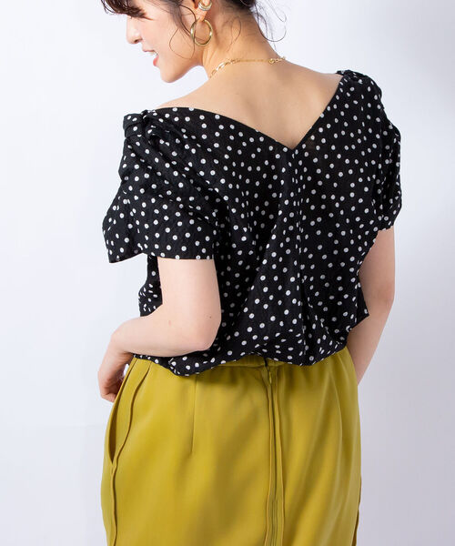 NOLLEY’S（ノーリーズ）の「【WEB限定】ツイストVネックブラウス（シャツ/ブラウス・レディース・ホワイト/ブルー/ブラック系その他3/ベージュ系その他3・38）」の3枚目の写真