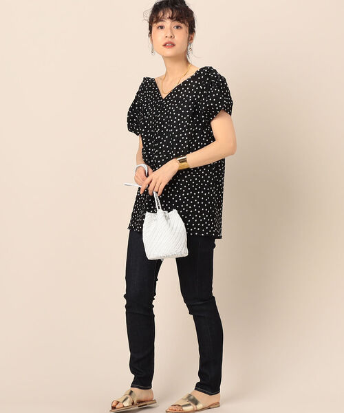 NOLLEY’S（ノーリーズ）の「【WEB限定】ツイストVネックブラウス（シャツ/ブラウス・レディース・ホワイト/ブルー/ブラック系その他3/ベージュ系その他3・38）」の21枚目の写真