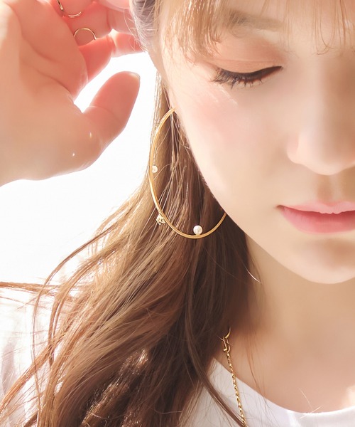 Phoebe（フィービィー）の「スプラッシュビックフープピアス（ピアス（両耳用）・レディース・ホワイト/クリア・FREE）」の2枚目の写真