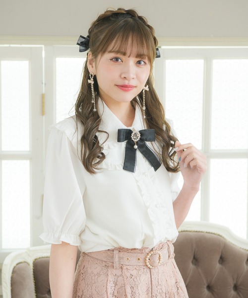 ROJITA（ロジータ）の「フリル衿ブローチ付き半袖ブラウス