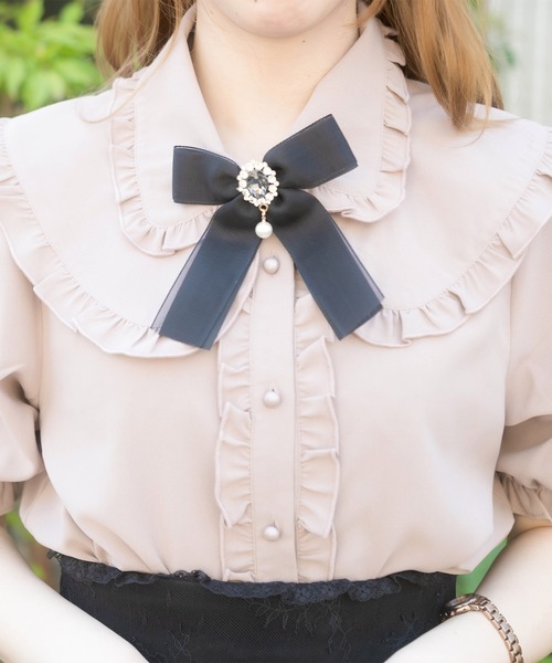 ROJITA（ロジータ）の「フリル衿ブローチ付き半袖ブラウス