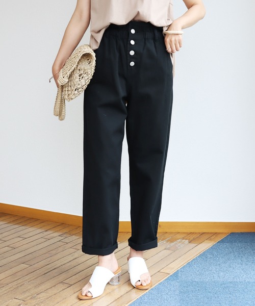 andme（アンドミー）の「コットンツイルギャザーウエストストレートパンツ（チノパンツ・レディース・アイボリー/ブラック/サンドベージュ/ライトカーキ・S/M/L）」の2枚目の写真