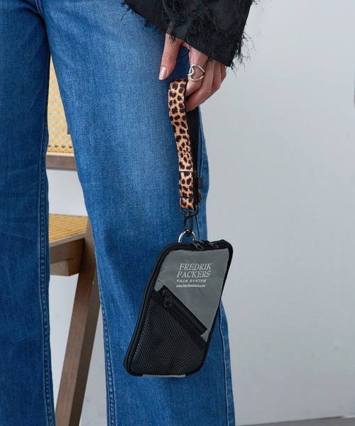FREDRIK PACKERS（フレドリックパッカーズ）の「【FREDRIK PACKERS】LEOPARD HANDLE HANG SHOULDER　スマホショルダー（ショルダーバッグ・レディース・ブラック/カーキ/シルバー・FREE）」の9枚目の写真