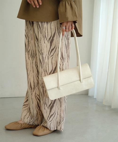 Bab（バブ）の「【WEB限定】フラップスクエアバッグ（ボストンバッグ・レディース・ブラック/オフホワイト/グリーン・ONESIZE）」の4枚目の写真