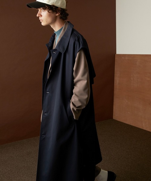 EMMA CLOTHES（エマクローズ）の「オーバー サイドスリットヨーク ノースリーブバルカラーコート（その他アウター・メンズ・アイボリー/ネイビー・FREE）」の2枚目の写真