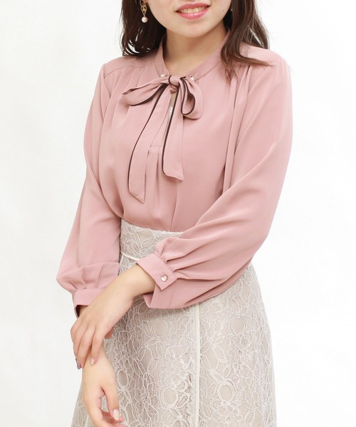 ASTORIA ODIER(アストリアオディール)の「2wayパールピンボウタイ ブラウス(シャツ/ブラウス・レディース・グレイッシュブルー/ホワイト/ネイビー/ベージュ/スモークピンク/サックスブルー・MEDIUM/SMALL/LARGE)」の6枚目の写真
