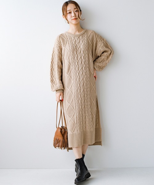 haco!(ハコ)の「ゆるりと着るだけでさっとコーデが決まる!女子のかわいげを2割増しにするケーブルニットワンピース(ワンピース・レディース・ブラウン/ベージュ・X-LARGE/MEDIUM/SMALL/LARGE)」の11枚目の写真