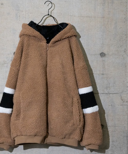 JOHN'S CLOSET(ジョンズクローゼット)の「【13】袖ラインBIGフードボアジャケット(ブルゾン・メンズ・オフホワイト/ブラック/ベージュ/タン・LARGE/MEDIUM)」の1枚目の写真