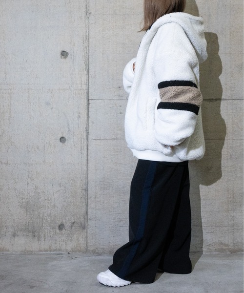 JOHN'S CLOSET(ジョンズクローゼット)の「【13】袖ラインBIGフードボアジャケット(ブルゾン・メンズ・オフホワイト/ブラック/ベージュ/タン・LARGE/MEDIUM)」の13枚目の写真