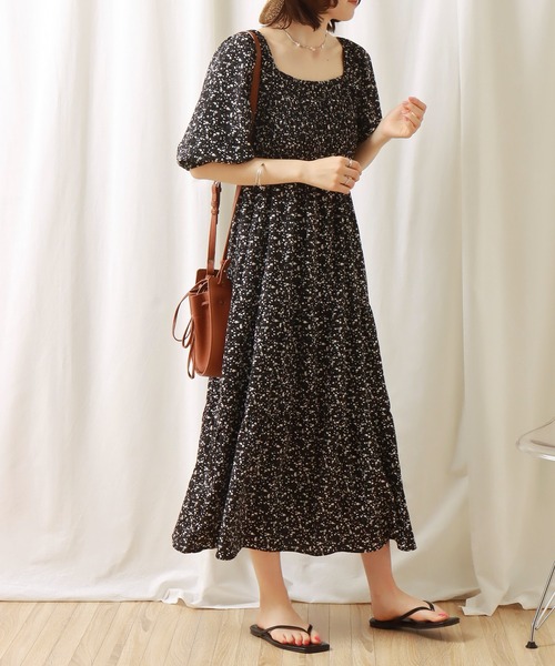 libelle more(リベル モア)の「花柄デシン シャーリングティアードワンピース(ワンピース・レディース・オフホワイト/ブラック/ブルー・M/L)」の3枚目の写真