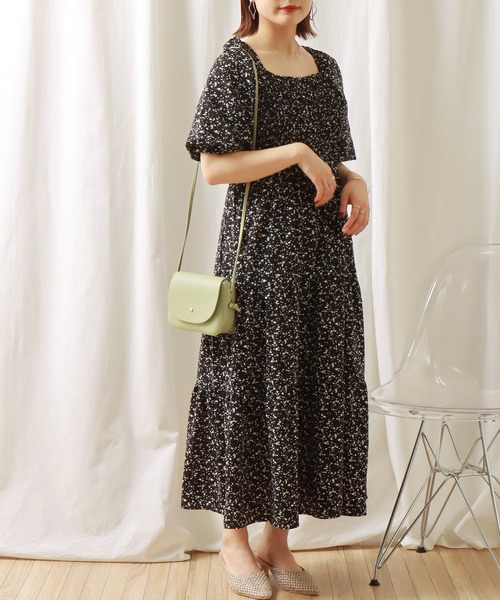 libelle more(リベル モア)の「花柄デシン シャーリングティアードワンピース(ワンピース・レディース・オフホワイト/ブラック/ブルー・M/L)」の13枚目の写真