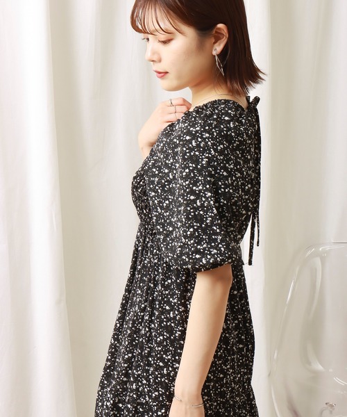 libelle more(リベル モア)の「花柄デシン シャーリングティアードワンピース(ワンピース・レディース・オフホワイト/ブラック/ブルー・M/L)」の14枚目の写真