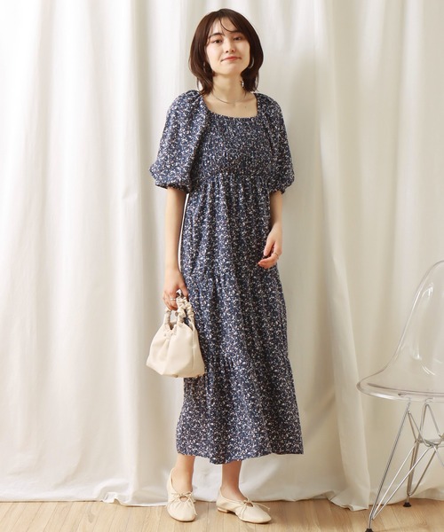 libelle more(リベル モア)の「花柄デシン シャーリングティアードワンピース(ワンピース・レディース・オフホワイト/ブラック/ブルー・M/L)」の15枚目の写真