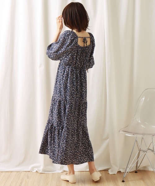 libelle more(リベル モア)の「花柄デシン シャーリングティアードワンピース(ワンピース・レディース・オフホワイト/ブラック/ブルー・M/L)」の17枚目の写真