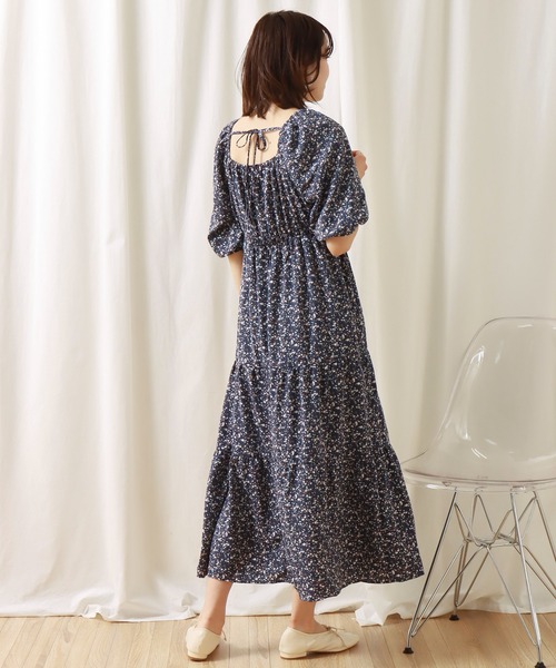 libelle more(リベル モア)の「花柄デシン シャーリングティアードワンピース(ワンピース・レディース・オフホワイト/ブラック/ブルー・M/L)」の18枚目の写真