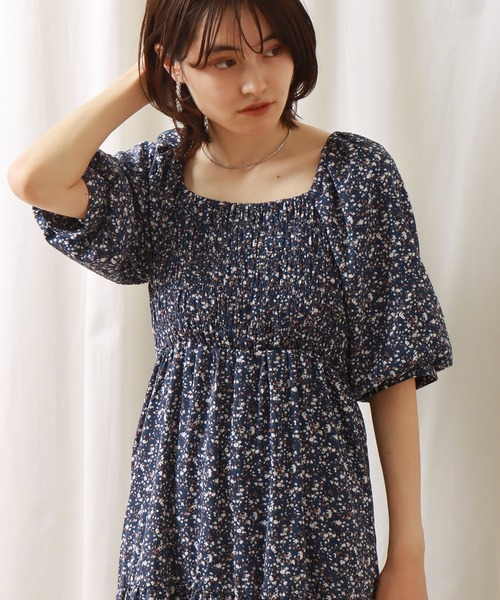 libelle more(リベル モア)の「花柄デシン シャーリングティアードワンピース(ワンピース・レディース・オフホワイト/ブラック/ブルー・M/L)」の20枚目の写真