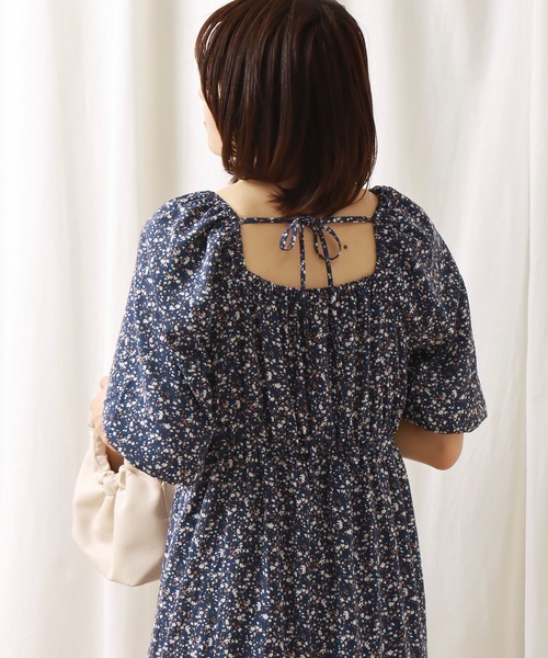 libelle more(リベル モア)の「花柄デシン シャーリングティアードワンピース(ワンピース・レディース・オフホワイト/ブラック/ブルー・M/L)」の22枚目の写真