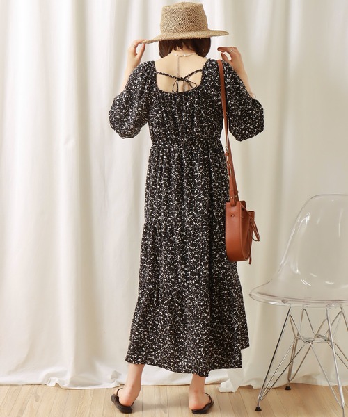 libelle more(リベル モア)の「花柄デシン シャーリングティアードワンピース(ワンピース・レディース・オフホワイト/ブラック/ブルー・M/L)」の7枚目の写真