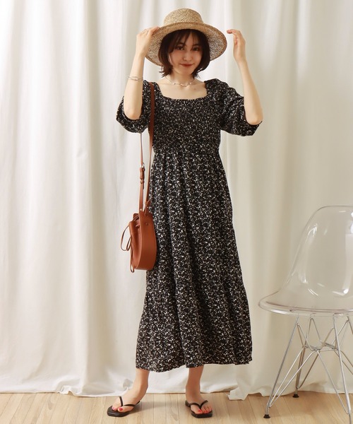 libelle more(リベル モア)の「花柄デシン シャーリングティアードワンピース(ワンピース・レディース・オフホワイト/ブラック/ブルー・M/L)」の4枚目の写真