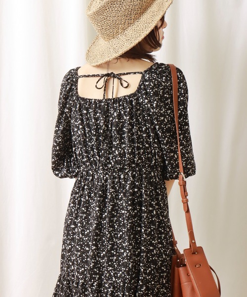 libelle more(リベル モア)の「花柄デシン シャーリングティアードワンピース(ワンピース・レディース・オフホワイト/ブラック/ブルー・M/L)」の12枚目の写真