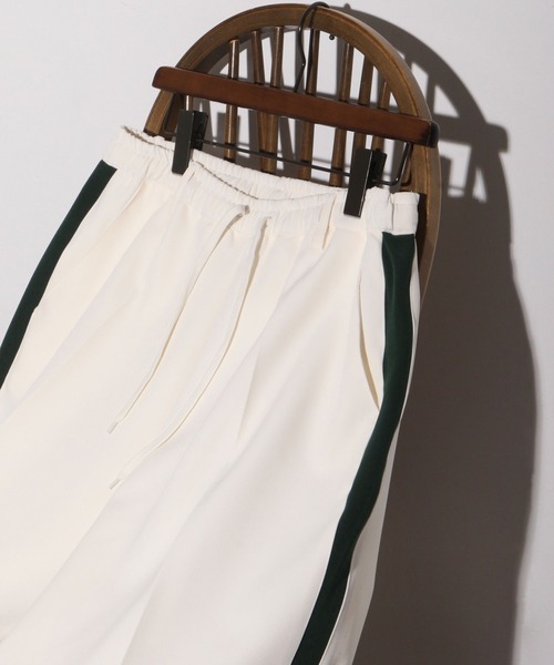 NILWAY(ニルウェイ)の「配色サイドラインリラックスワイドトラックパンツ(スラックス・メンズ・アイボリー/ブラック/グリーン/ライトグレー/ダークブラウン/ピンク・MEDIUM/SMALL/LARGE)」の10枚目の写真