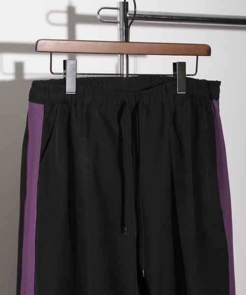 NILWAY(ニルウェイ)の「配色サイドラインリラックスワイドトラックパンツ(スラックス・メンズ・アイボリー/ブラック/グリーン/ライトグレー/ダークブラウン/ピンク・MEDIUM/SMALL/LARGE)」の8枚目の写真