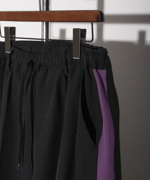 NILWAY(ニルウェイ)の「配色サイドラインリラックスワイドトラックパンツ(スラックス・メンズ・アイボリー/ブラック/グリーン/ライトグレー/ダークブラウン/ピンク・MEDIUM/SMALL/LARGE)」の11枚目の写真