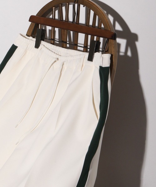 NILWAY(ニルウェイ)の「配色サイドラインリラックスワイドトラックパンツ(スラックス・メンズ・アイボリー/ブラック/グリーン/ライトグレー/ダークブラウン/ピンク・MEDIUM/SMALL/LARGE)」の19枚目の写真