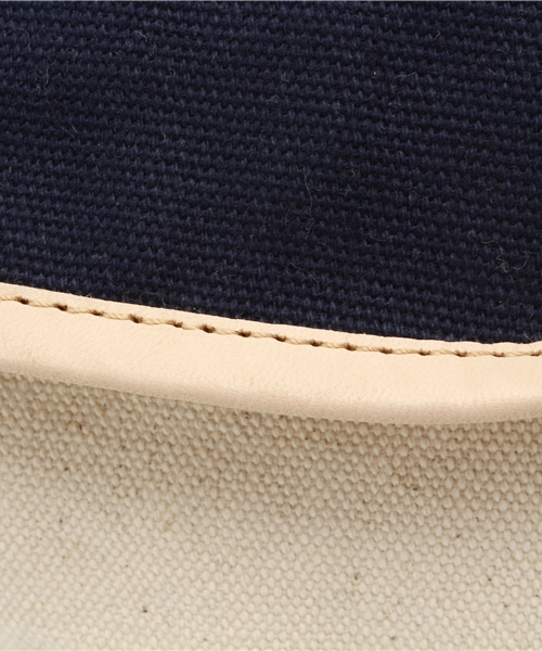 coen(コーエン)の「レザーパイピングキャンバスコンビショルダーバッグ(A4収納可)(ショルダーバッグ・メンズ・オフホワイト/レッド/ネイビー・フリー)」の8枚目の写真