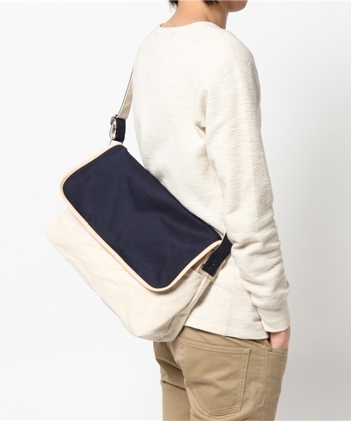 coen(コーエン)の「レザーパイピングキャンバスコンビショルダーバッグ(A4収納可)(ショルダーバッグ・メンズ・オフホワイト/レッド/ネイビー・フリー)」の11枚目の写真