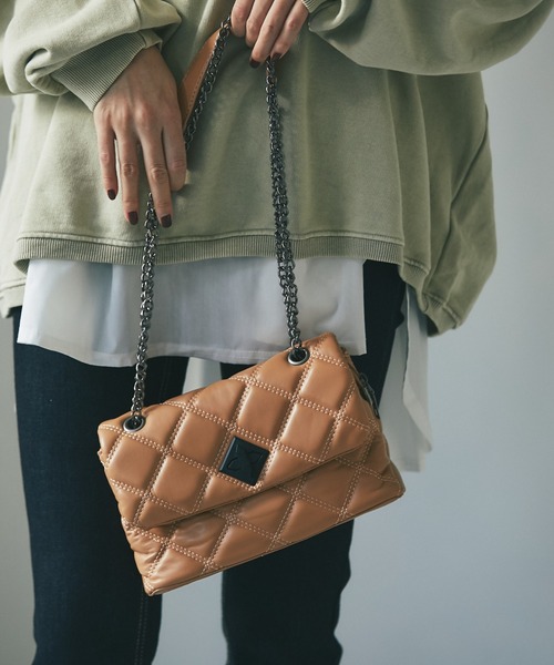 deux amour（ドゥーザムール）の「キルティングチェーンバッグ（ショルダーバッグ・レディース・ホワイト/ブラック/ベージュ/グレー・FRE/MEDIUM）」の4枚目の写真