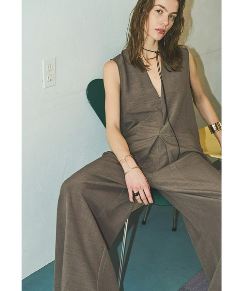 AIC.（エーアイシー）の「ディープVネックタックオールインワン/サイズ展開あり（サロペット/オーバーオール・レディース・カーキブラウン/ブラック・FREE/SMALL）」の5枚目の写真